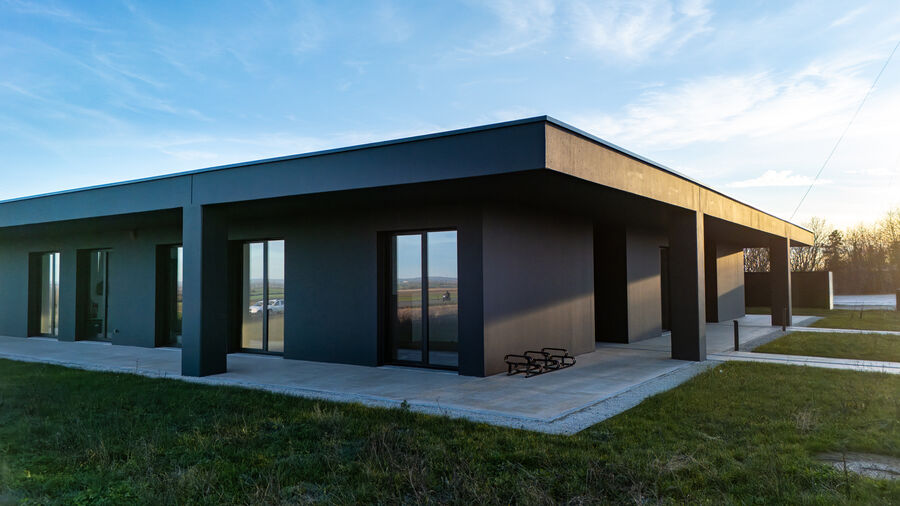 Maison contemporaine largement ouverte sur le jardin