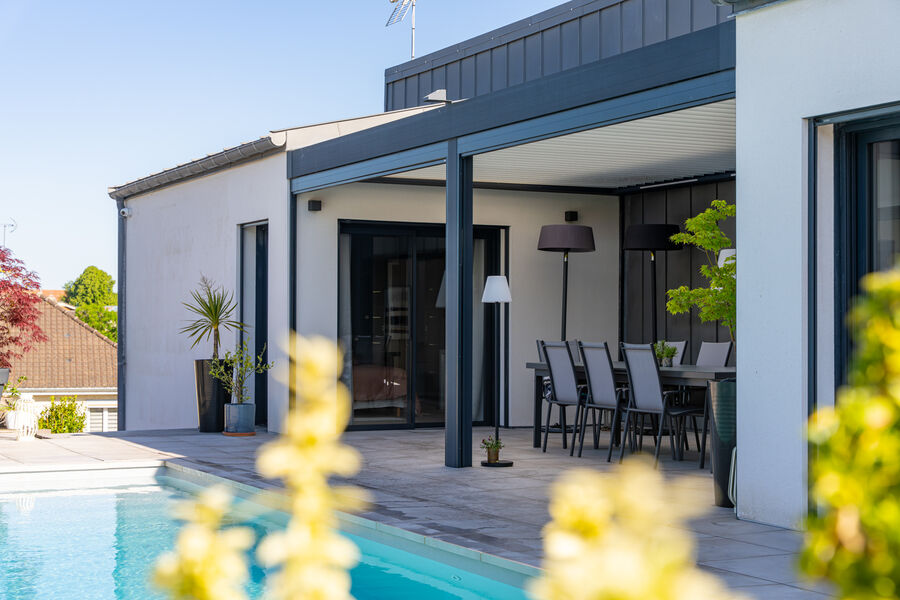 Fenêtres et grandes ouvertures sur une maison avec piscine