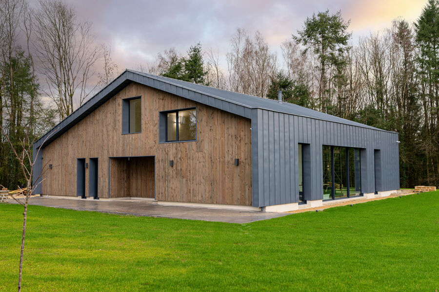 Maison avec volets et menuiseries aluminium Frechin