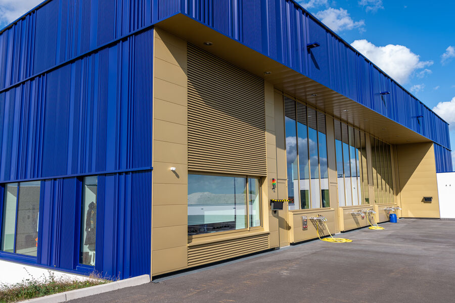 Façade en mur-rideau aluminium à panneaux colorés