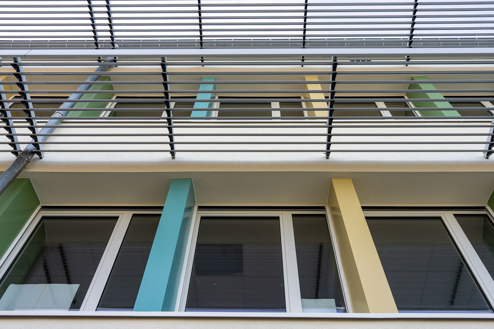 Brise-soleil orientable en aluminium vu depuis la terrasse