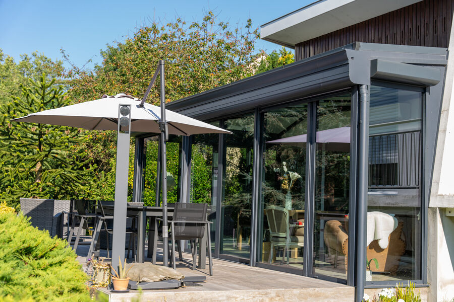 Véranda et terrasse abritée avec parasols