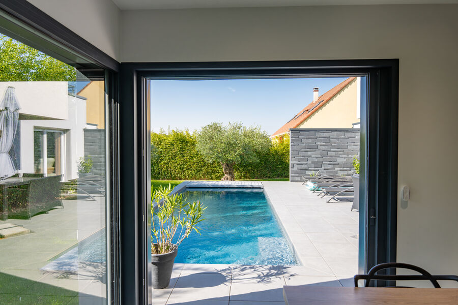 Coulissant ouvert sur la terrasse et le bassin