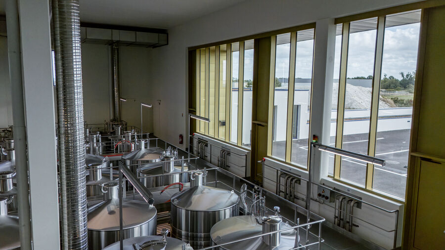 Fenêtres toute hauteur dans un bâtiment de production