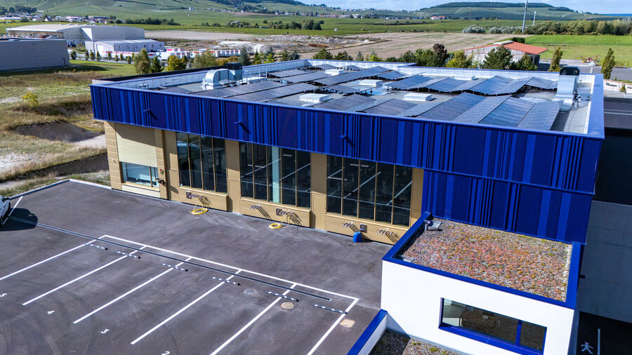 Vue aérienne d'un bâtiment industriel à façade vitrée