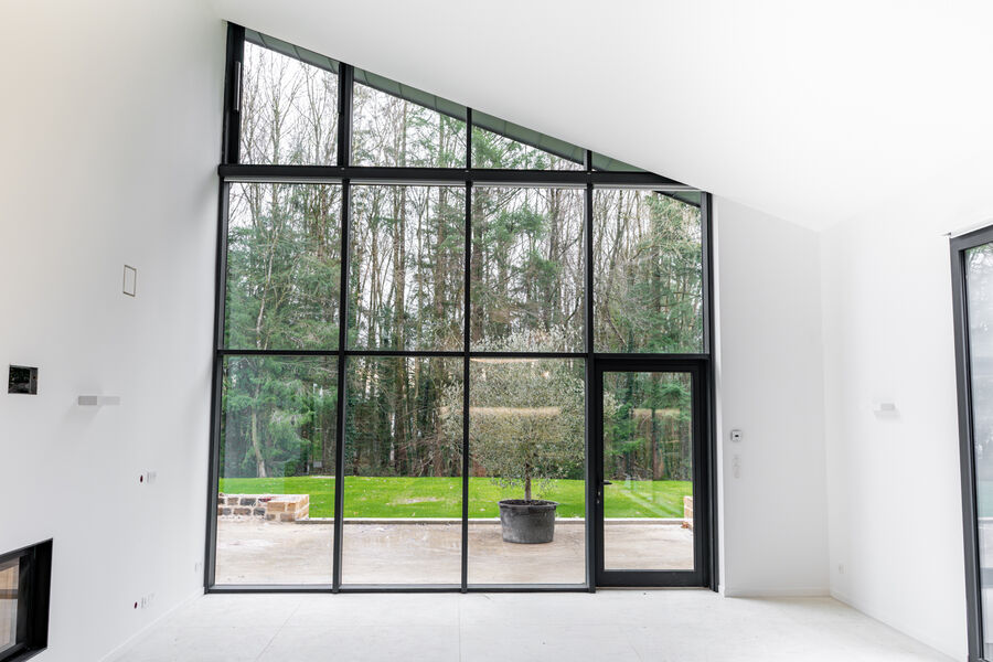 Volume intérieur ouvert et pignon vitré toute hauteur