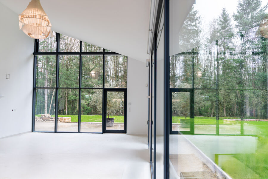 Portes-fenêtres toute hauteur dans une pièce à vivre