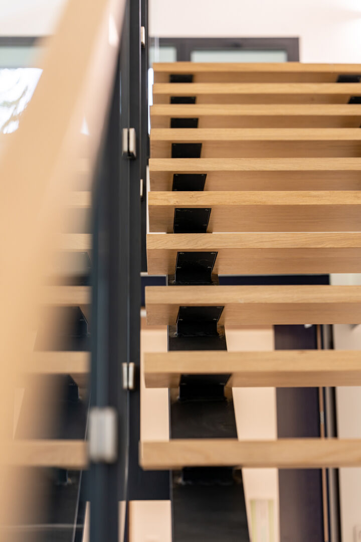 Détail des marches et de la structure d'un escalier métallique