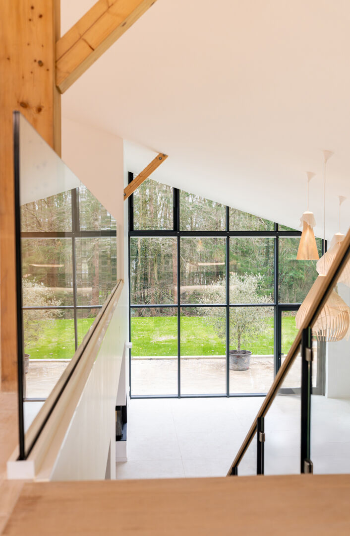 Grande surface vitrée toute hauteur vue depuis l'intérieur
