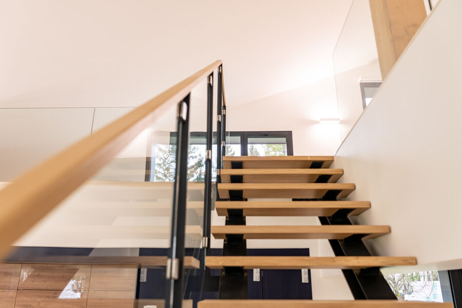 Escalier suspendu avec garde-corps vitré