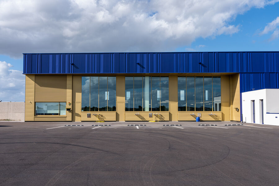 Détail des panneaux de façade et des joints d'un mur-rideau