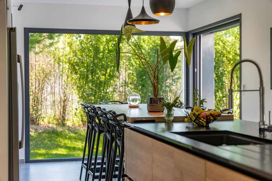Véranda contemporaine ouverte sur le jardin