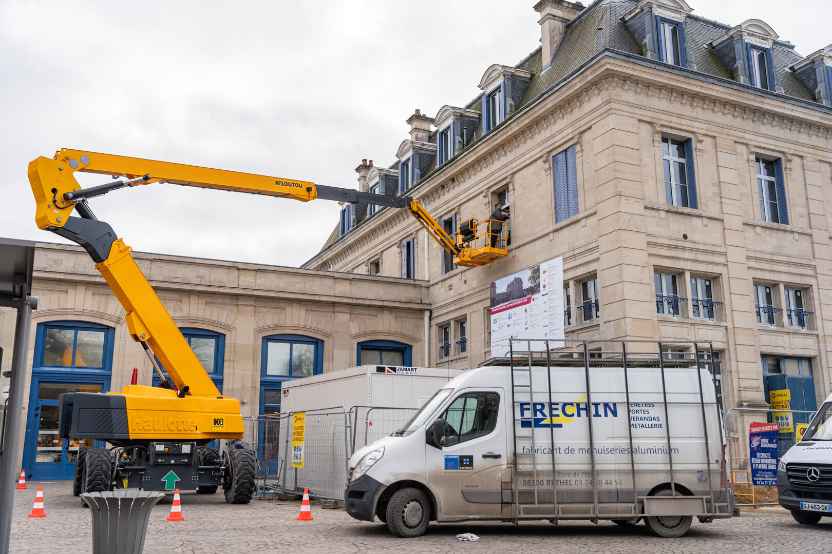 Equipe Frechin en intervention sur une facade