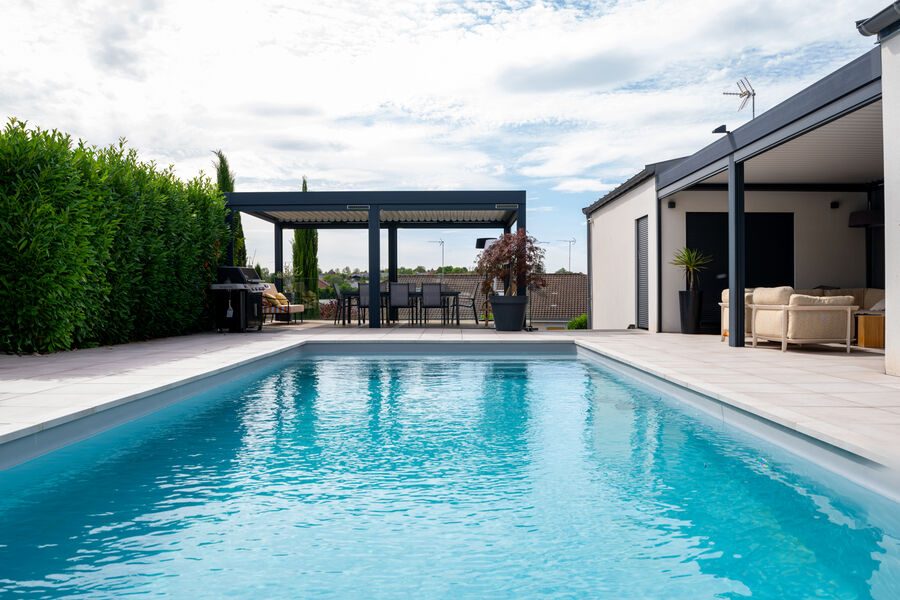 Pergola bioclimatique aluminium au bord de la piscine à Acy-Romance