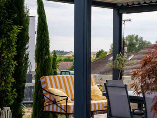 Vue depuis la terrasse sous la pergola aluminium avec stores verticaux
