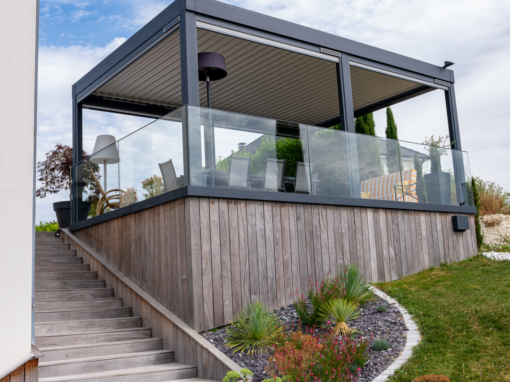 Pergola bioclimatique adossée avec garde-corps en verre à Acy-Romance