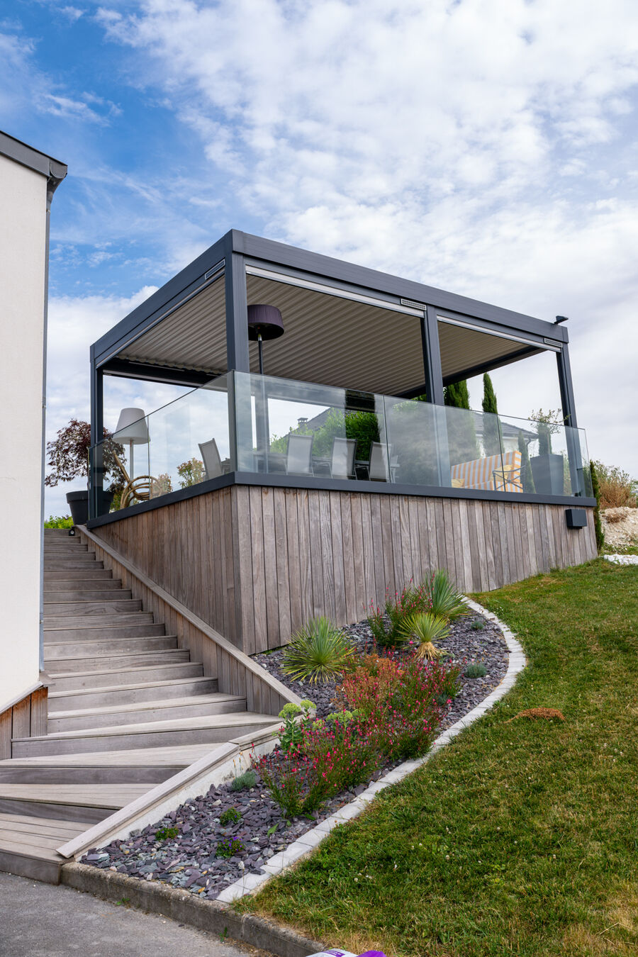 Pergola adossée et garde-corps en verre sur la terrasse en bois