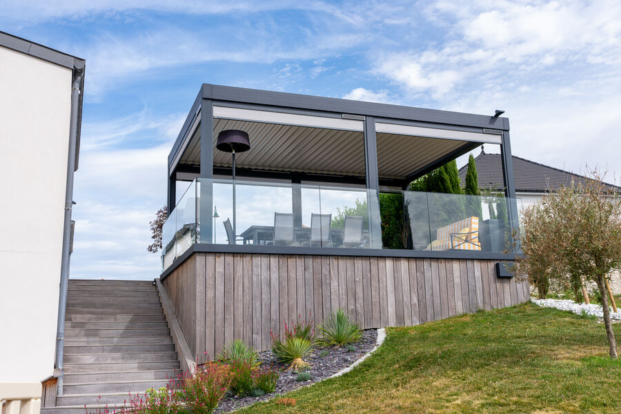 Vue latérale de la pergola bioclimatique gris anthracite