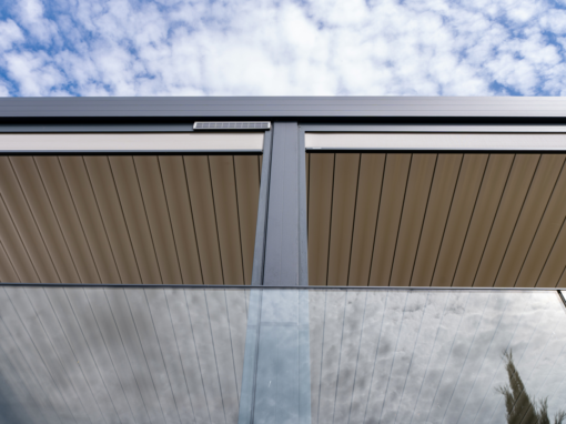 Détail des lames orientables en aluminium d'une pergola bioclimatique