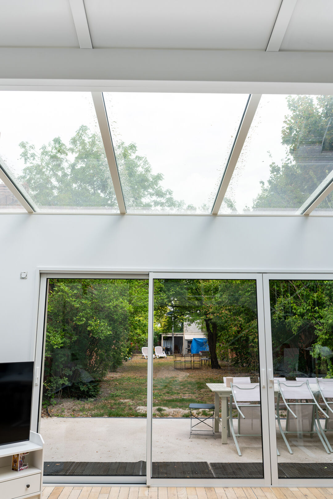 Extension vitrée en aluminium à usage de bureaux, réalisée par Frechin