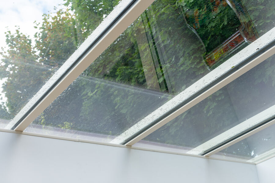 Détail de la toiture vitrée en aluminium