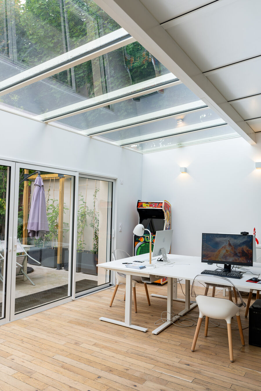 Bureaux aménagés sous la verrière en aluminium