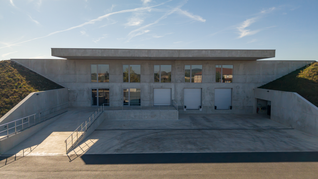 Site de production Champagne Barons de Rothschild à Vertus – menuiseries aluminium Technal posées par Frechin
