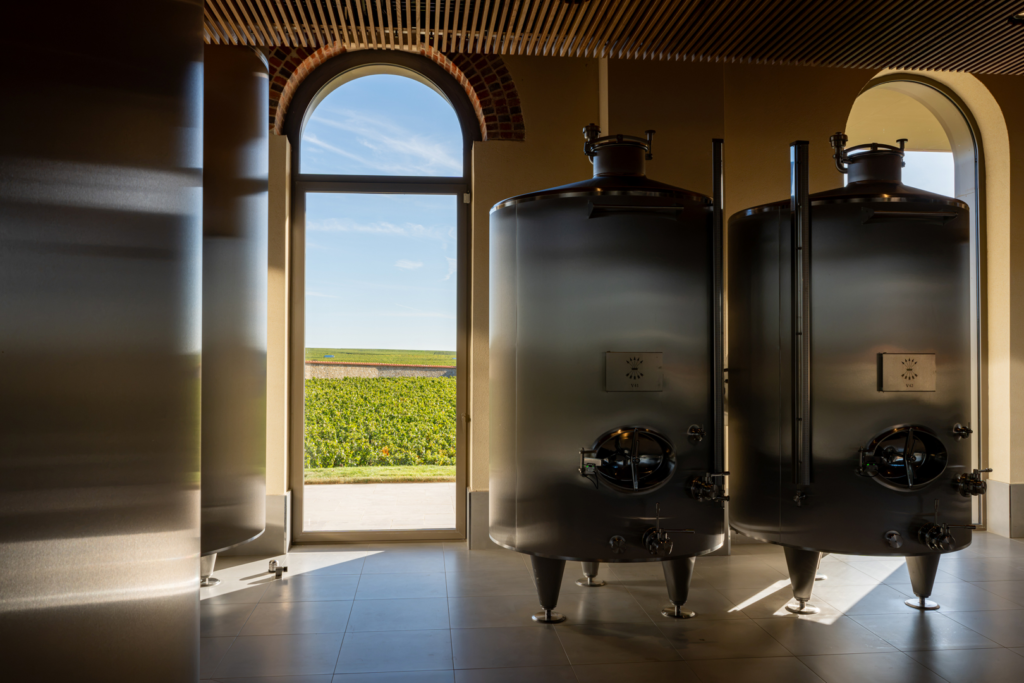 Site vinicole Champagne Barons de Rothschild à Oger – menuiseries aluminium Technal posées par Frechin