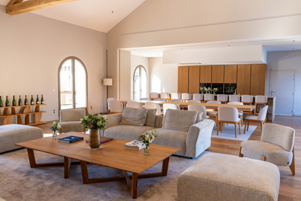 Site vinicole Champagne Barons de Rothschild à Oger – menuiseries aluminium Technal posées par Frechin