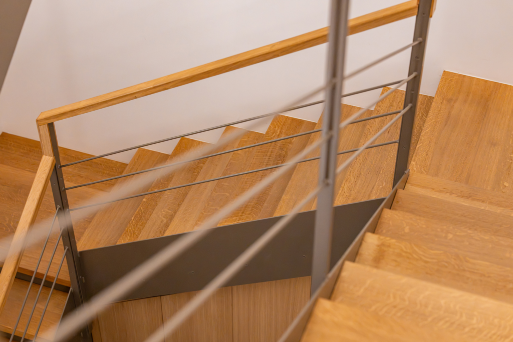 Escalier à marches en bois et garde-corps métallique – Champagne Barons de Rothschild