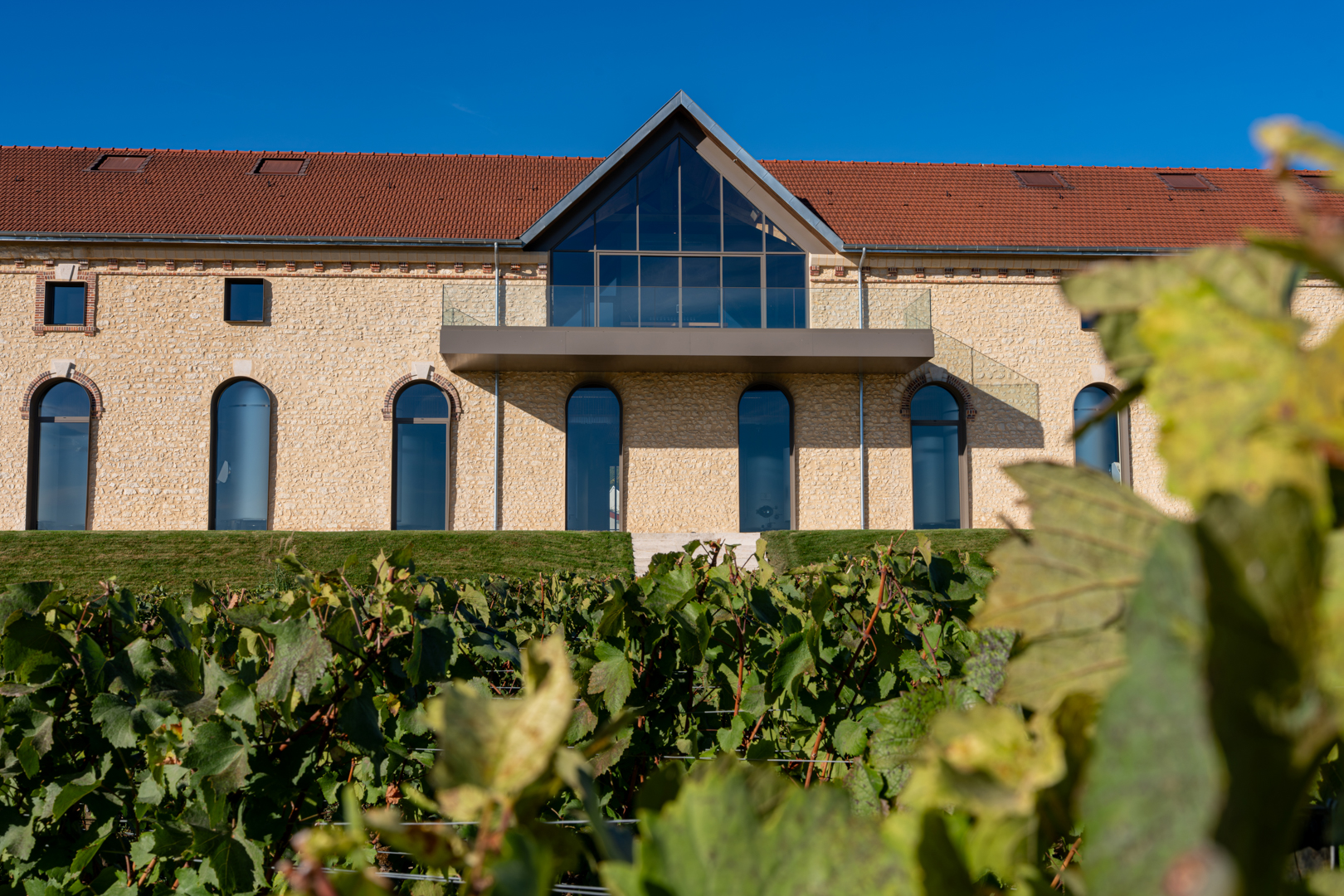 Site vinicole Champagne Barons de Rothschild à Oger – menuiseries aluminium Technal posées par Frechin