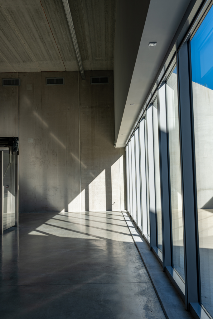 Site de production Champagne Barons de Rothschild à Vertus – menuiseries aluminium Technal posées par Frechin