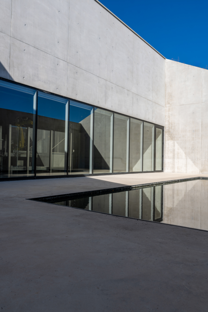 Site de production Champagne Barons de Rothschild à Vertus – menuiseries aluminium Technal posées par Frechin