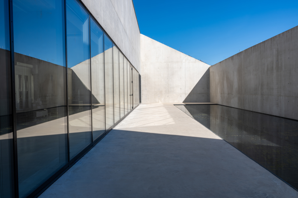 Site de production Champagne Barons de Rothschild à Vertus – menuiseries aluminium Technal posées par Frechin