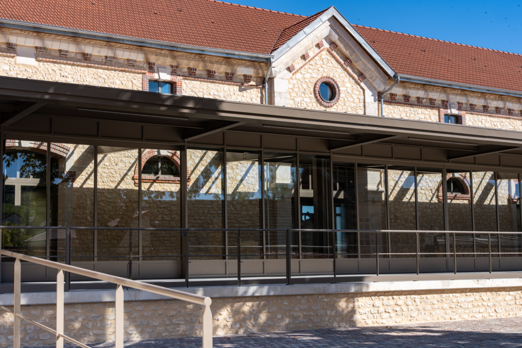 Garde-corps et menuiseries aluminium sur galerie – Champagne Barons de Rothschild
